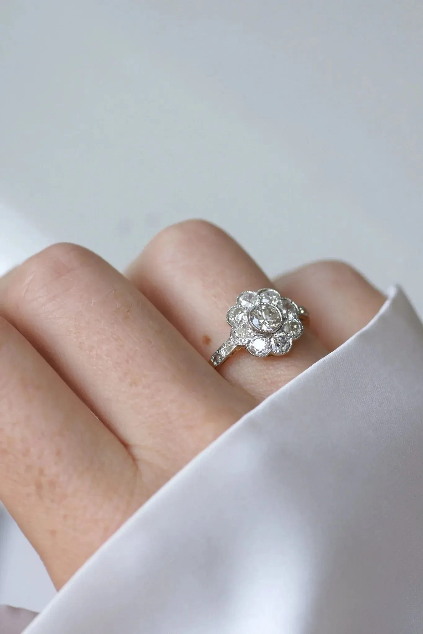 Bague marguerite or jaune platine et diamants sold by 58 Facettes product image thumbnail 3