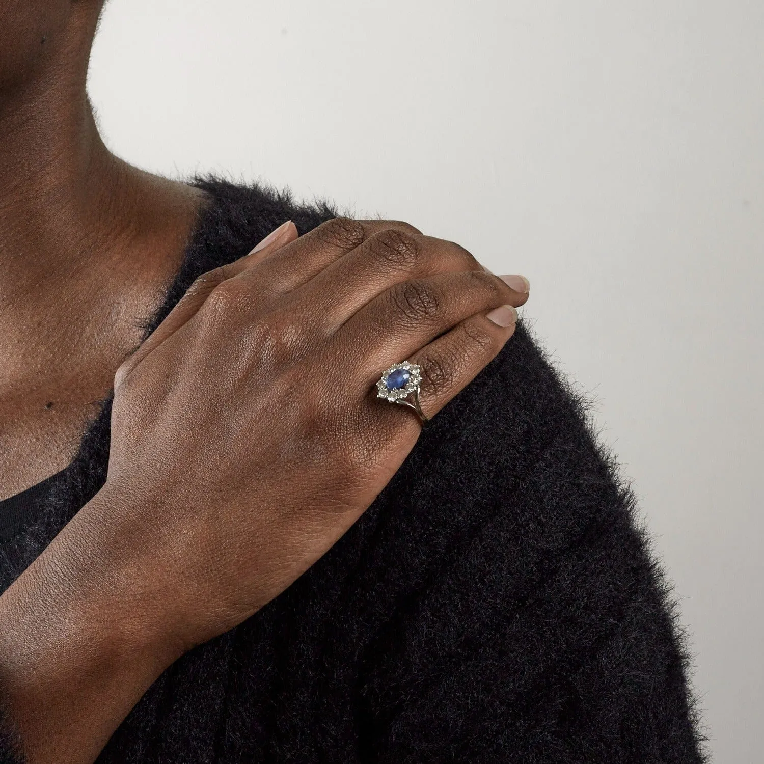 Bague marguerite en or gris, saphir et diamants sold by 58 Facettes product image thumbnail 2