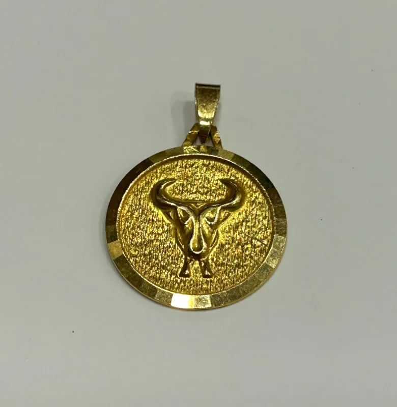 Pendentif signe du zodiaque taureau sold by 58 Facettes