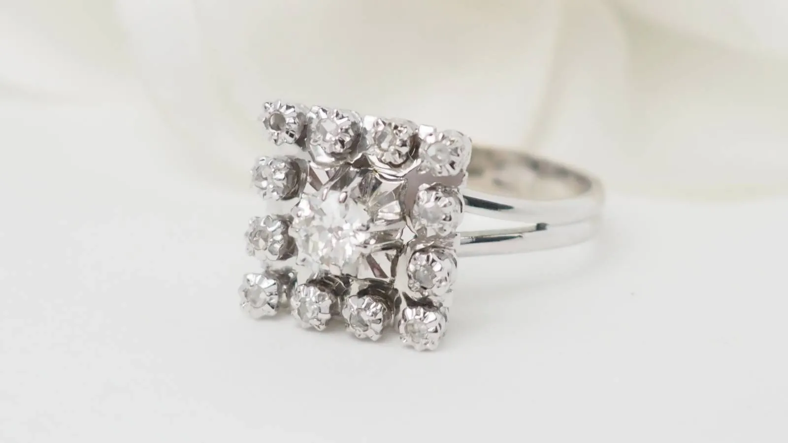 Bague entourage en or blanc et diamants sold by 58 Facettes product image thumbnail 3