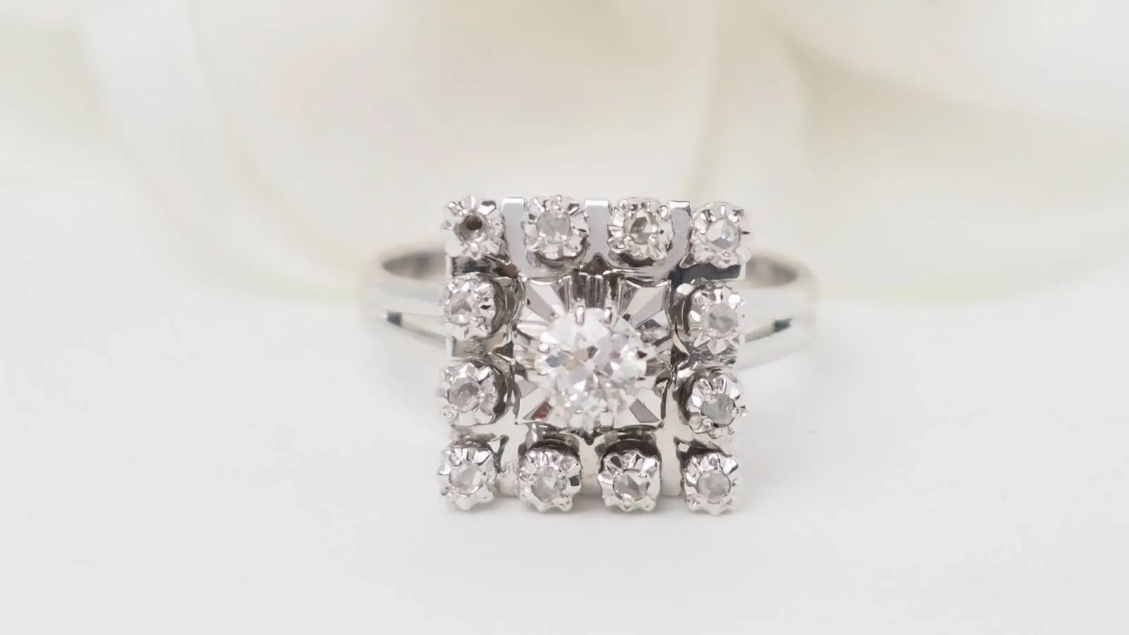 Bague entourage en or blanc et diamants sold by 58 Facettes product image thumbnail 4
