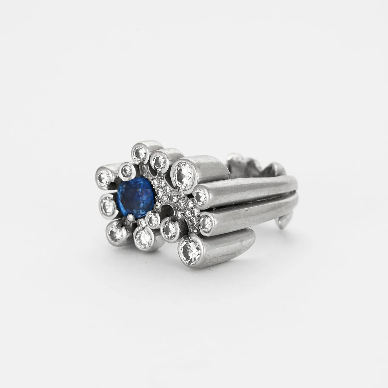 Bague moderniste en or gris diamants et saphir sold by 58 Facettes product image thumbnail 4