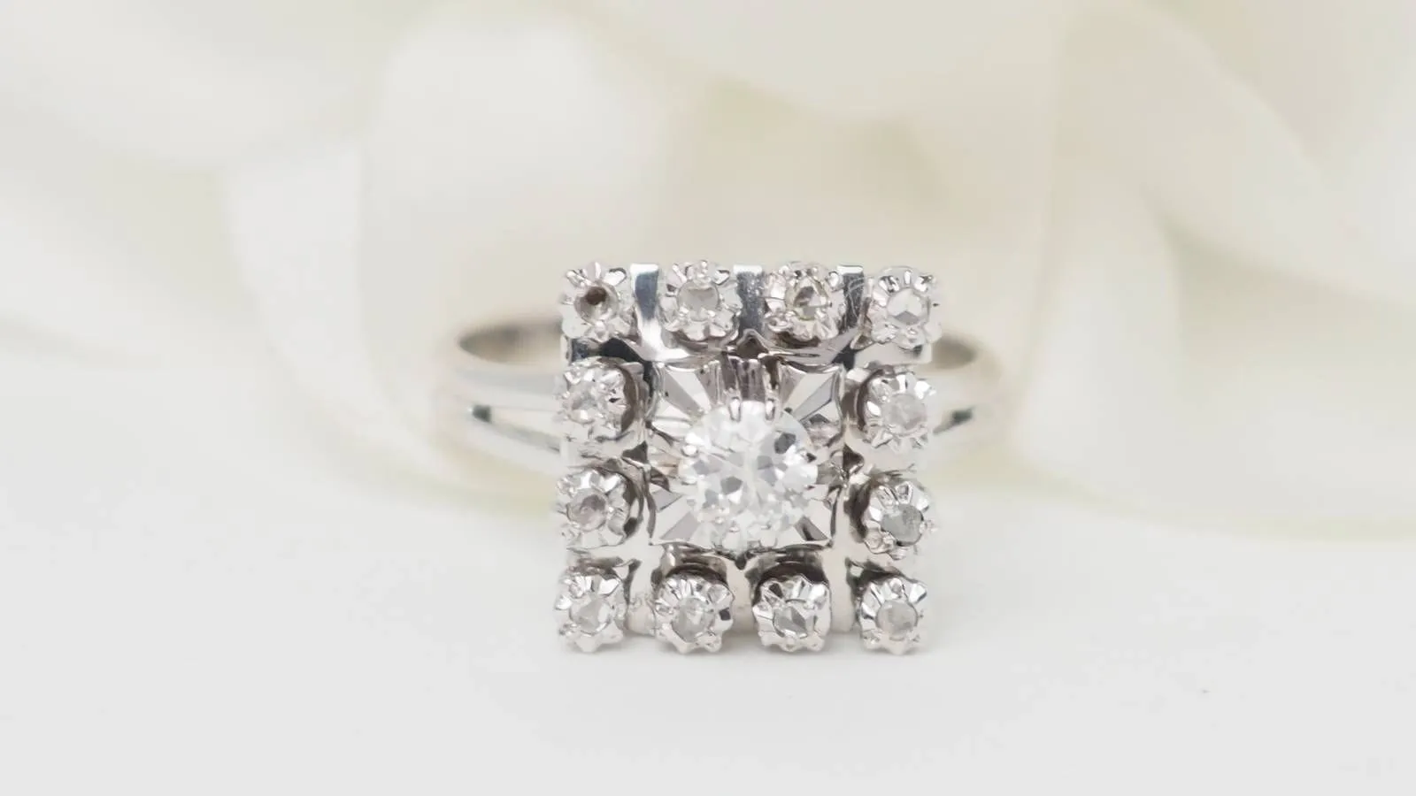 Bague entourage en or blanc et diamants sold by 58 Facettes product image thumbnail 5