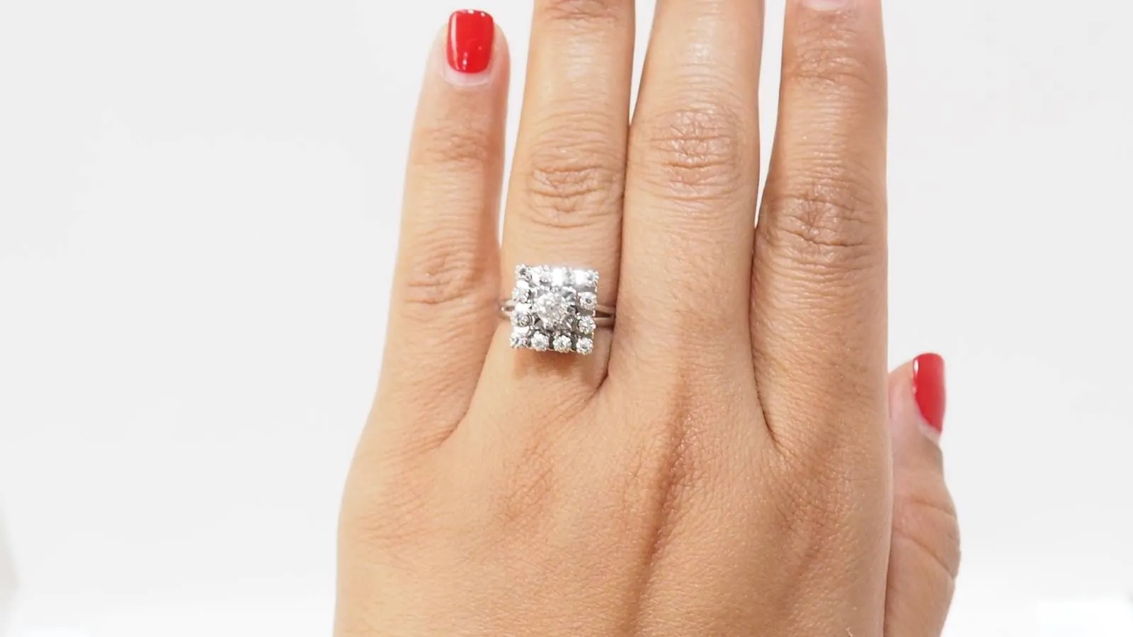 Bague entourage en or blanc et diamants sold by 58 Facettes product image thumbnail 2