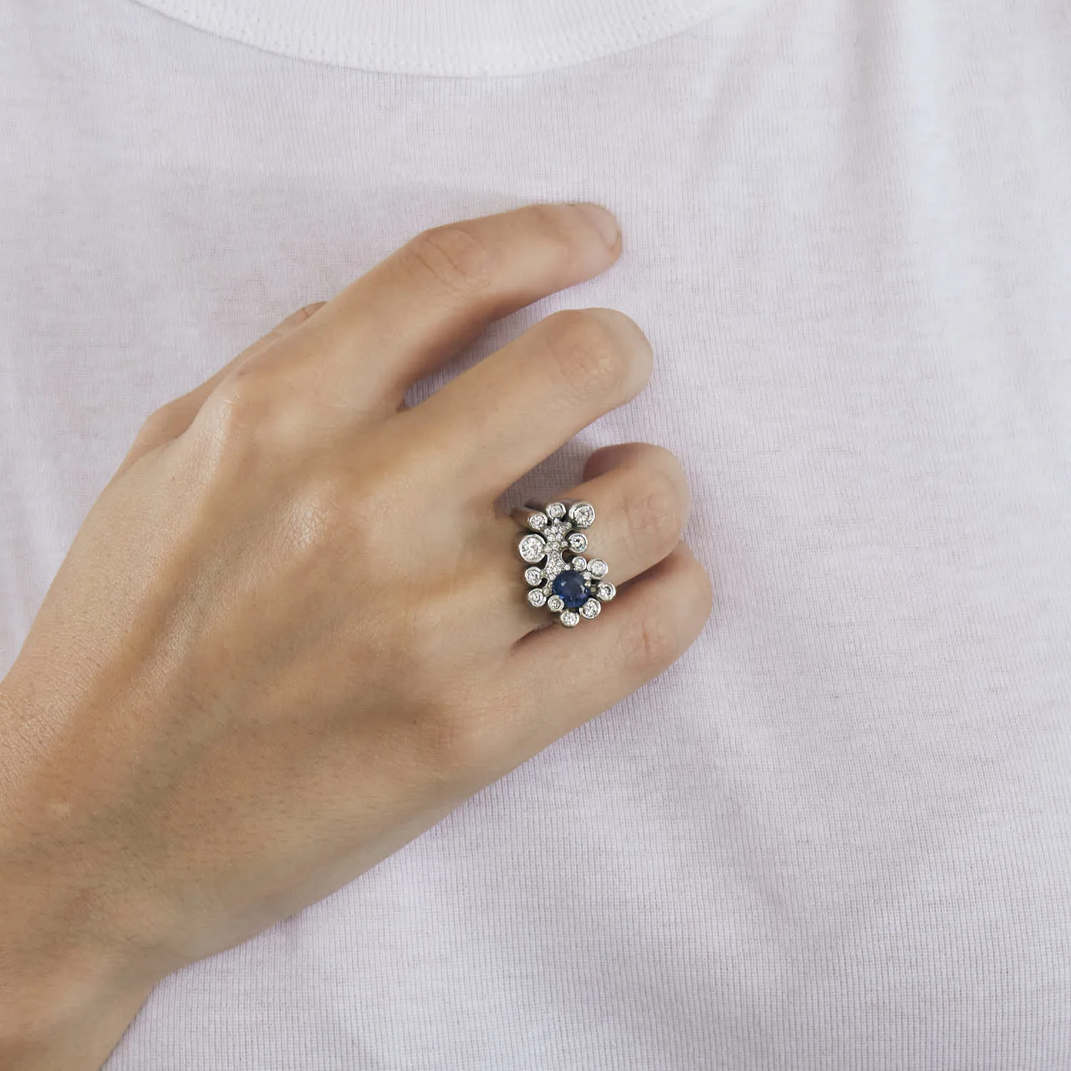 Bague moderniste en or gris diamants et saphir sold by 58 Facettes product image thumbnail 2