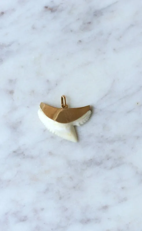 Pendentif vintage dent de requin sur or sold by 58 Facettes