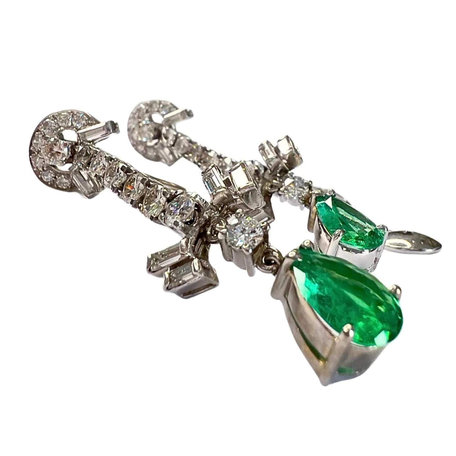 Boucles d'oreilles en platine des années 1950 avec diamants et émeraudes sold by 58 Facettes product image thumbnail 4