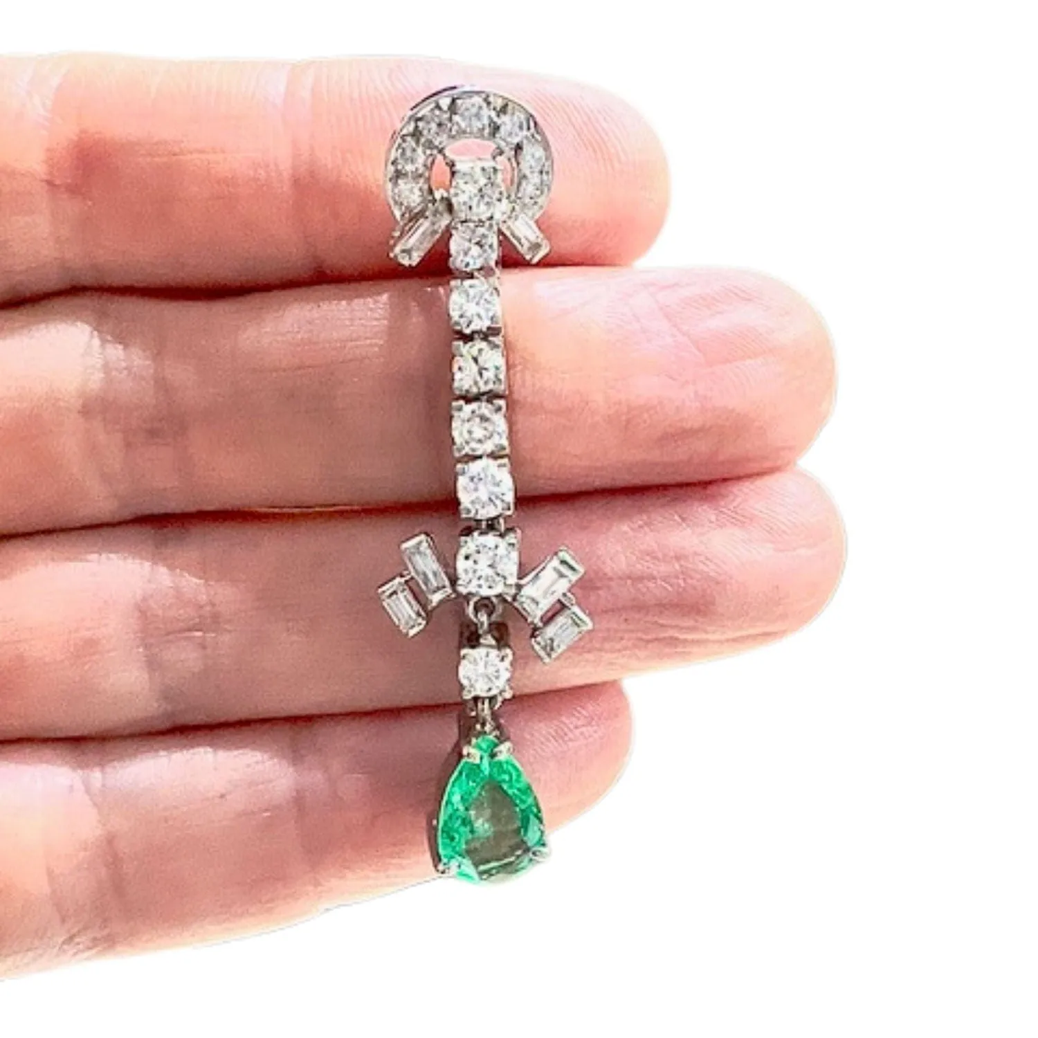 Boucles d'oreilles en platine des années 1950 avec diamants et émeraudes sold by 58 Facettes product image thumbnail 2