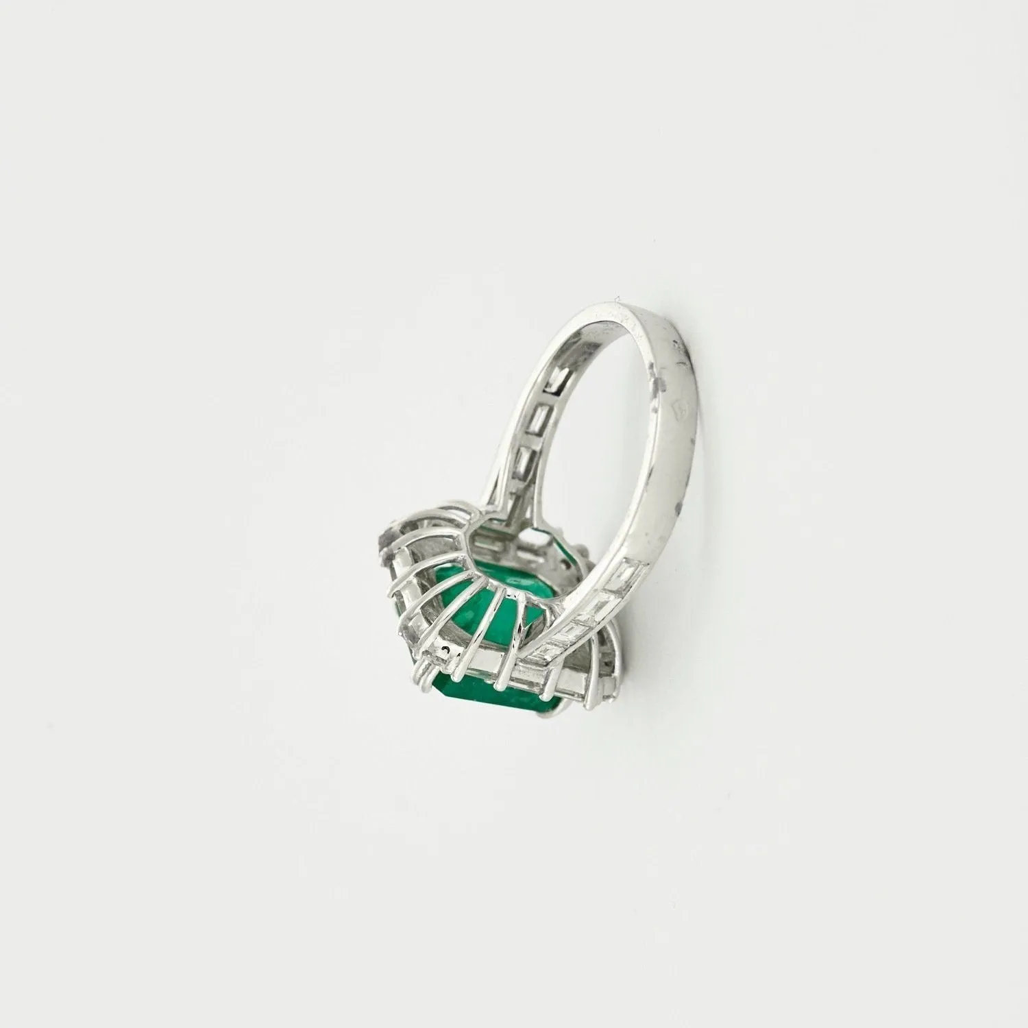 Bague en or blanc 18 kt avec émeraude et diamants sold by 58 Facettes product image thumbnail 4