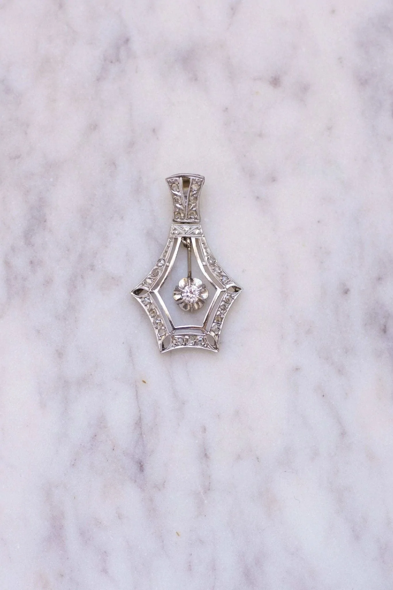 Grand pendentif Art Déco or blanc et diamants sold by 58 Facettes product image thumbnail 4