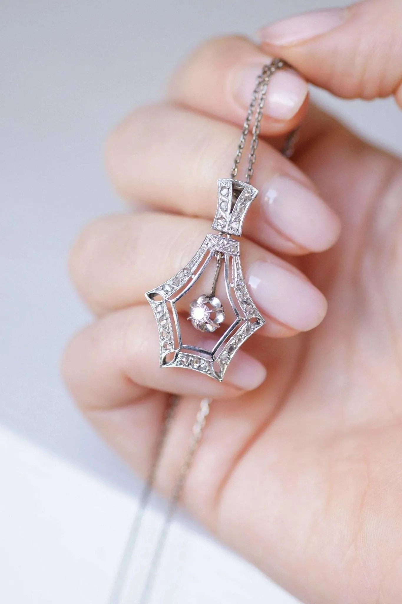 Grand pendentif Art Déco or blanc et diamants sold by 58 Facettes product image thumbnail 5
