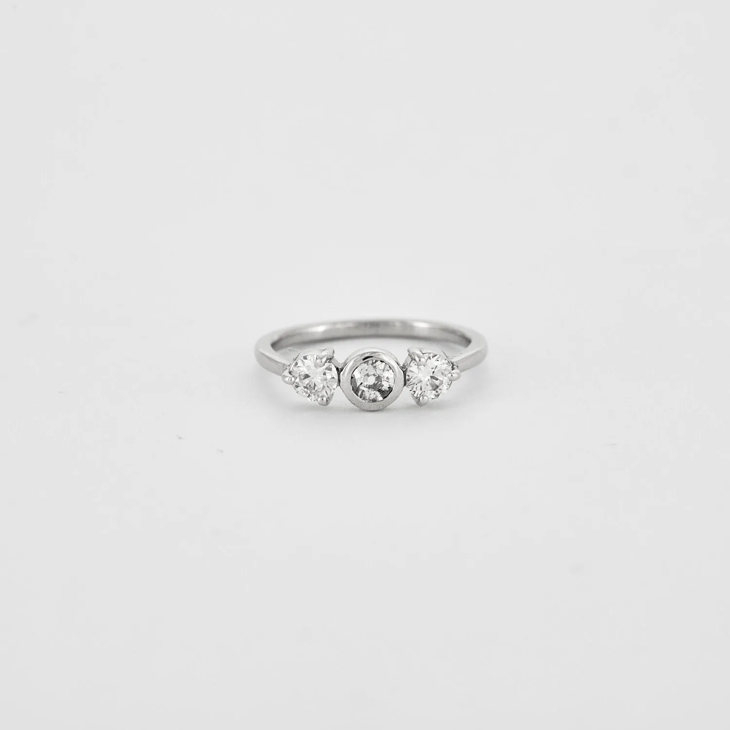 Bague trilogie en or blanc 750 et 3 diamants sold by 58 Facettes product image thumbnail 2