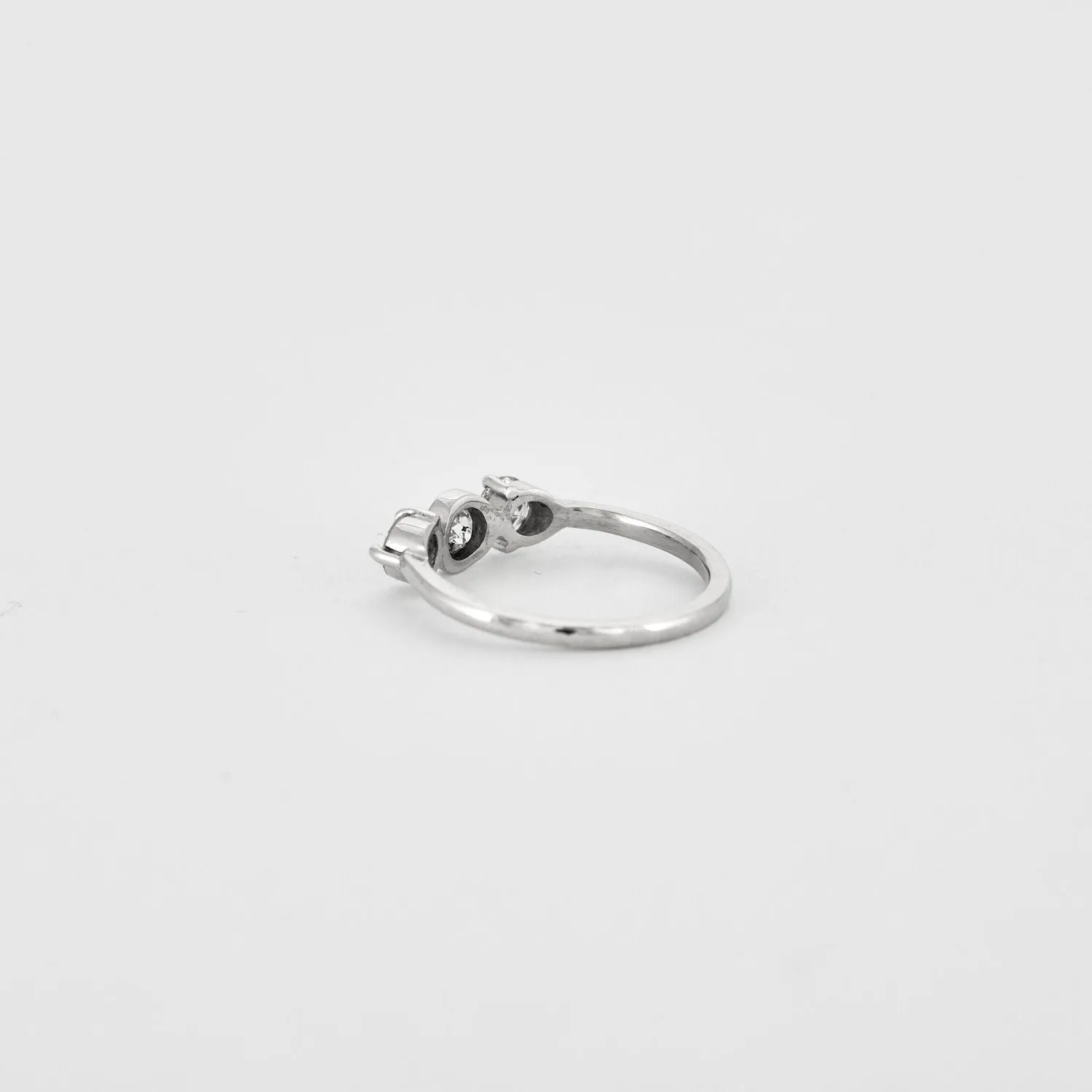 Bague trilogie en or blanc 750 et 3 diamants sold by 58 Facettes product image thumbnail 4
