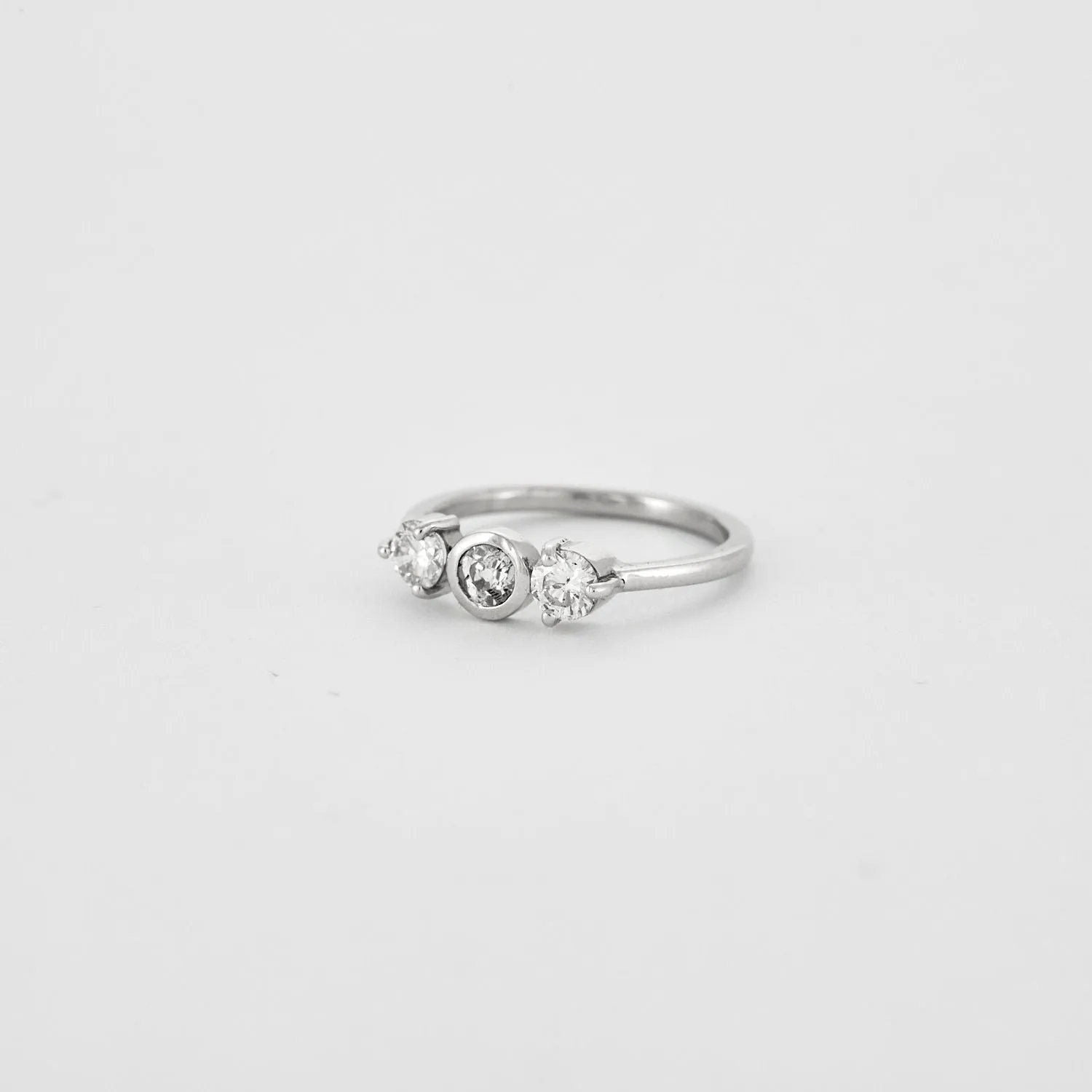 Bague trilogie en or blanc 750 et 3 diamants sold by 58 Facettes product image thumbnail 5