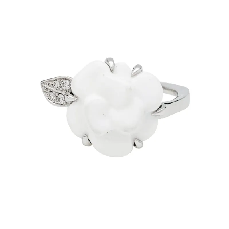 Bague Chanel, "Camélia", or blanc, agate blanche et diamants. sold by 58 Facettes