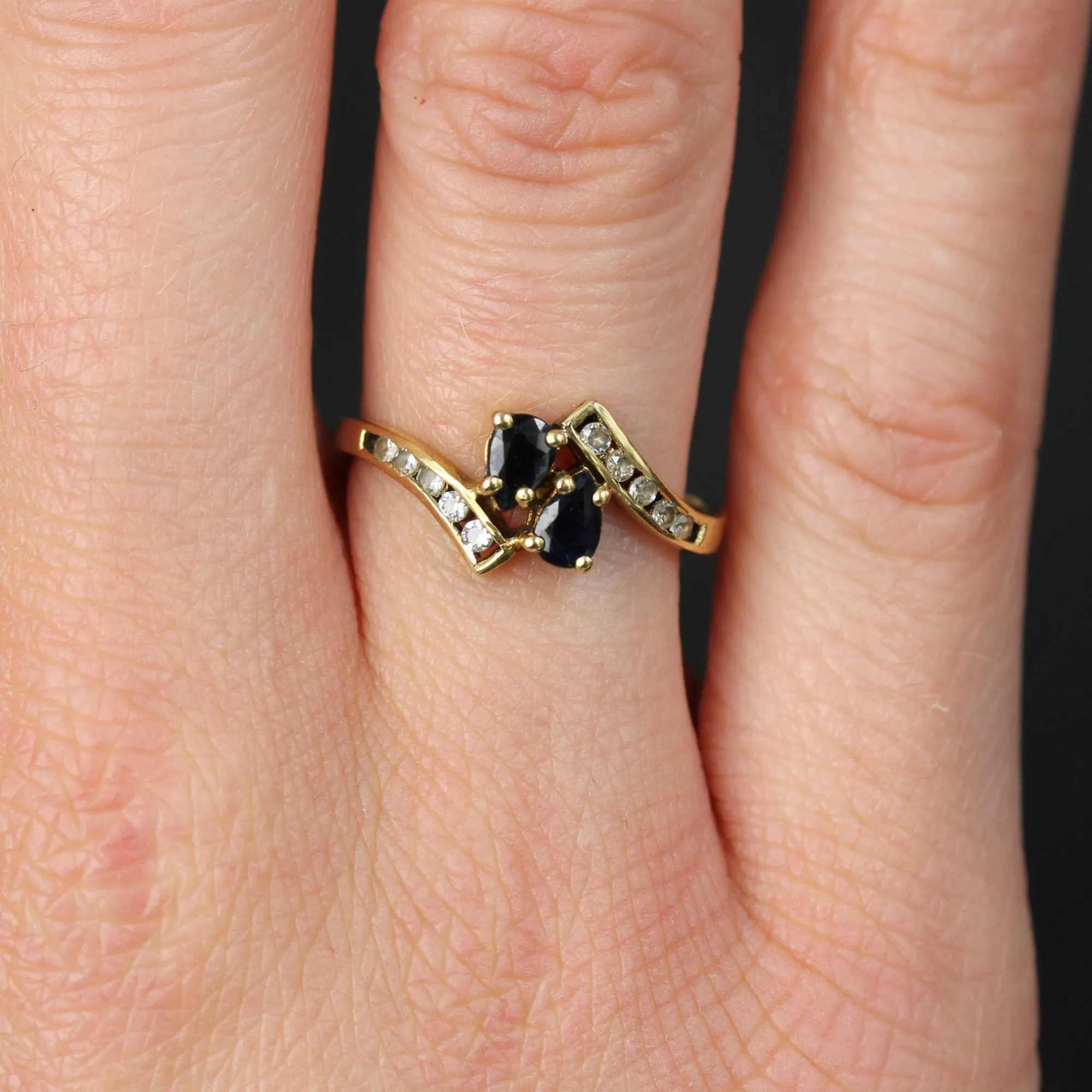 Bague moderne Toi et Moi saphirs bleus et blancs sold by 58 Facettes product image thumbnail 5