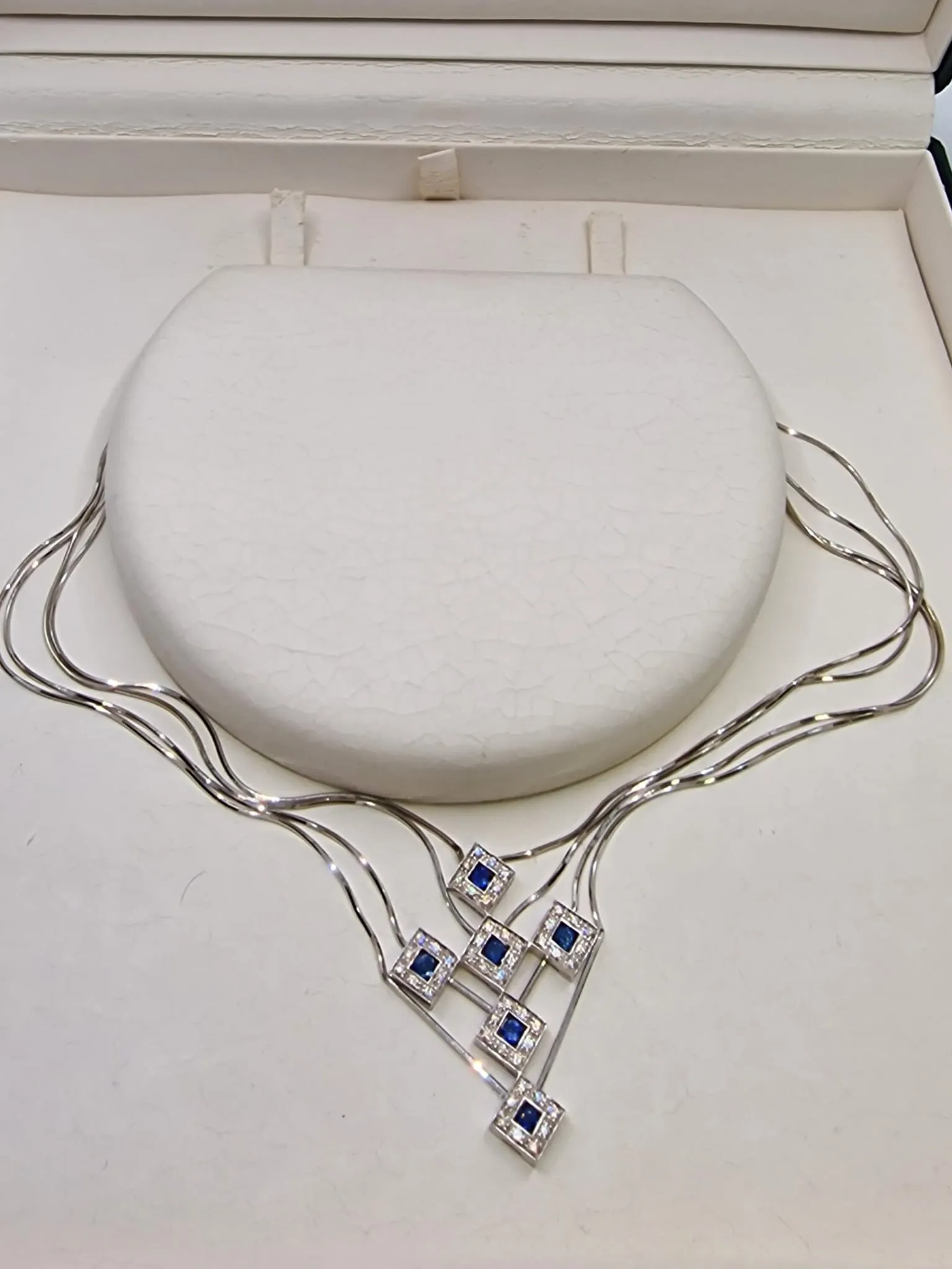 Pendentif Croix avec saphirs, diamants en or blanc sold by 58 Facettes product image thumbnail 4