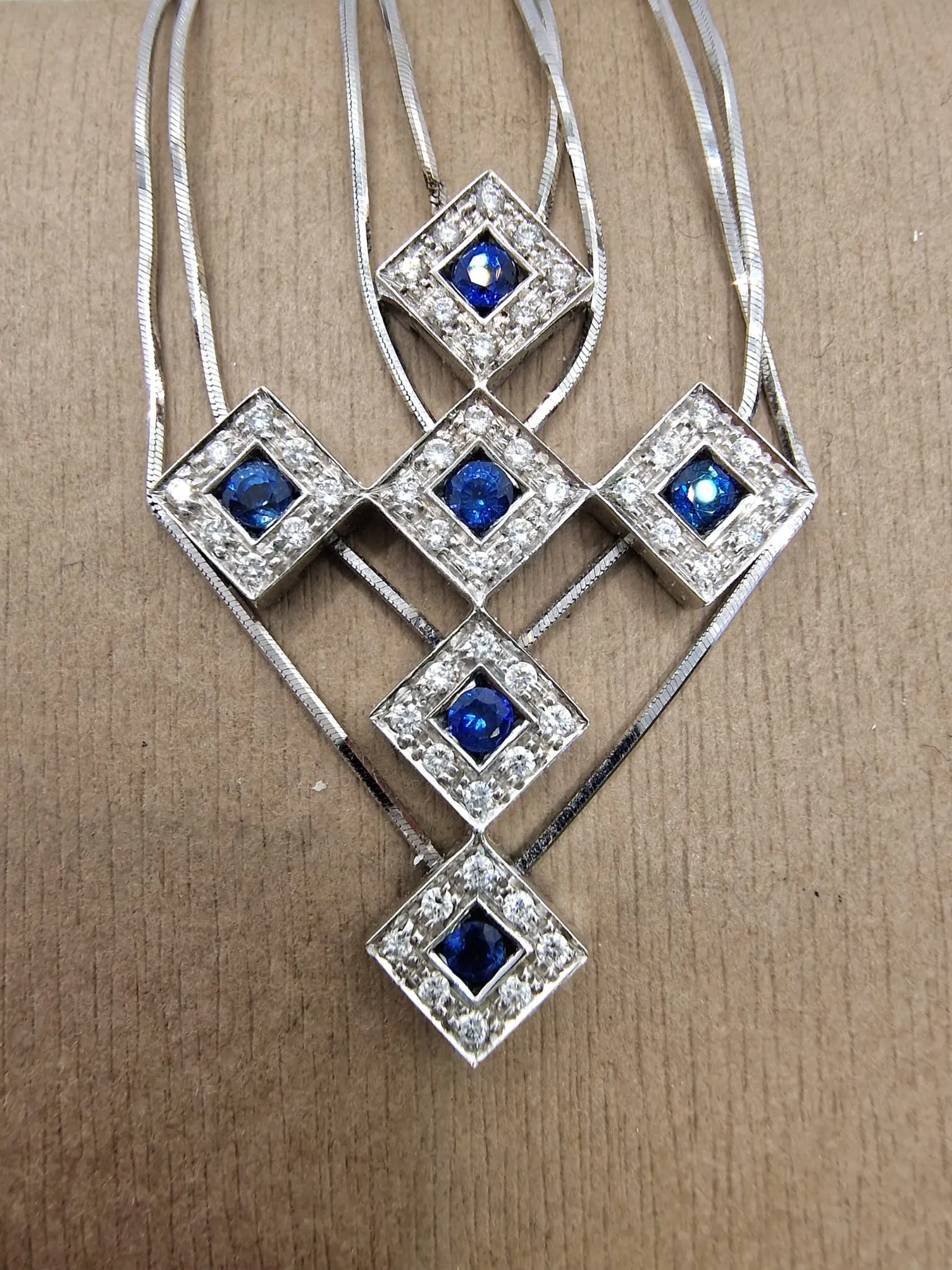 Pendentif Croix avec saphirs, diamants en or blanc sold by 58 Facettes product image thumbnail 3