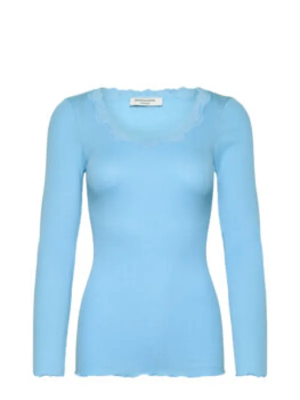 Babette silke genser - heaven blue sold by Brando