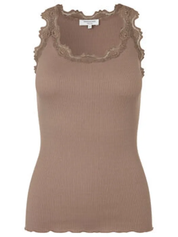 Babette silke topp - dark sand sold by Brando