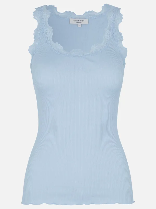 Babette silke topp - heather sky sold by Brando