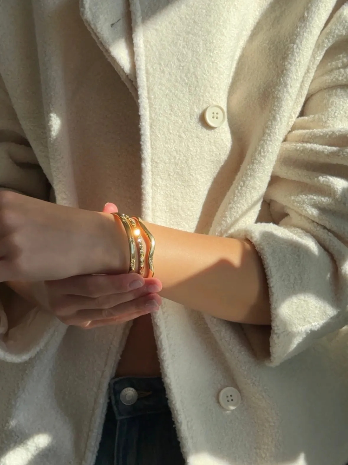 Wavy bangle armbånd - gold sold by Brando product image thumbnail 4