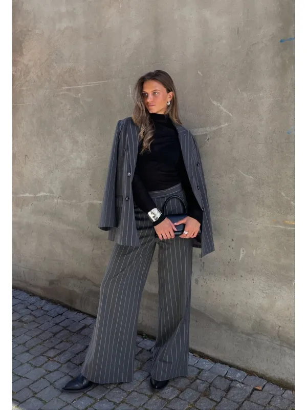 Alma dressbukse - grey pinstripe sold by Brando