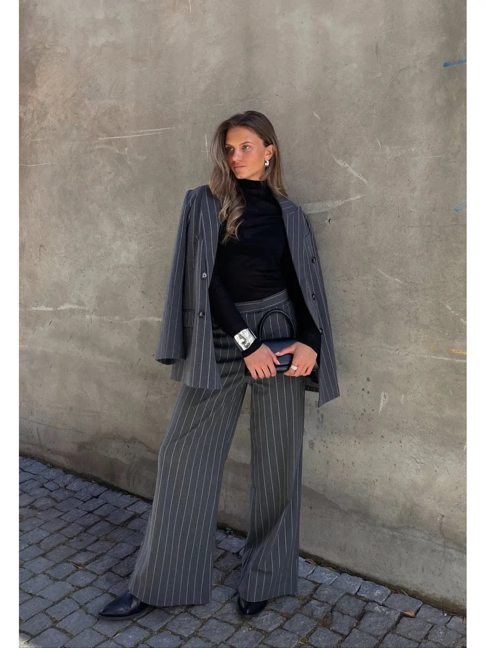 Alma dressbukse - grey pinstripe sold by Brando