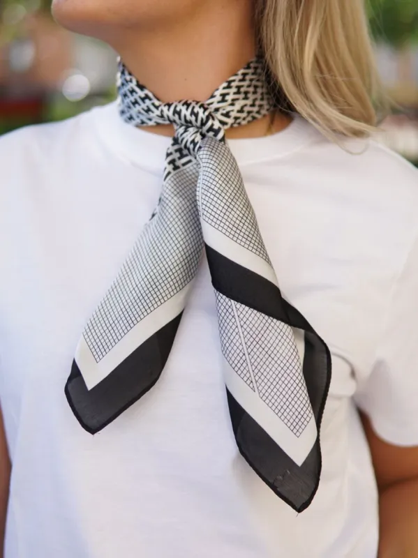 Skjerf "H" - Flerfarget med Sort sold by Brando