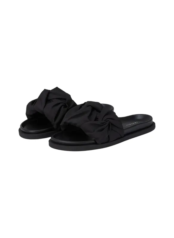 Fjord flower sandal - black made by Inuikii