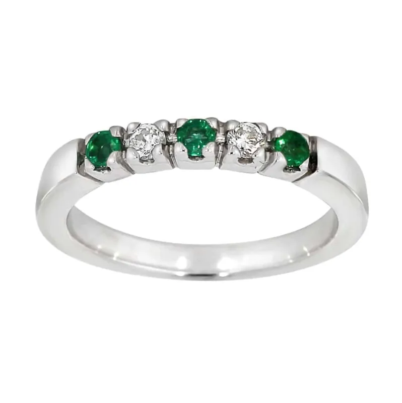 Diamantring med smaragd i hvitt gull, 2 dia tot 0,10 + 3 smaragder sold by Diamanthuset