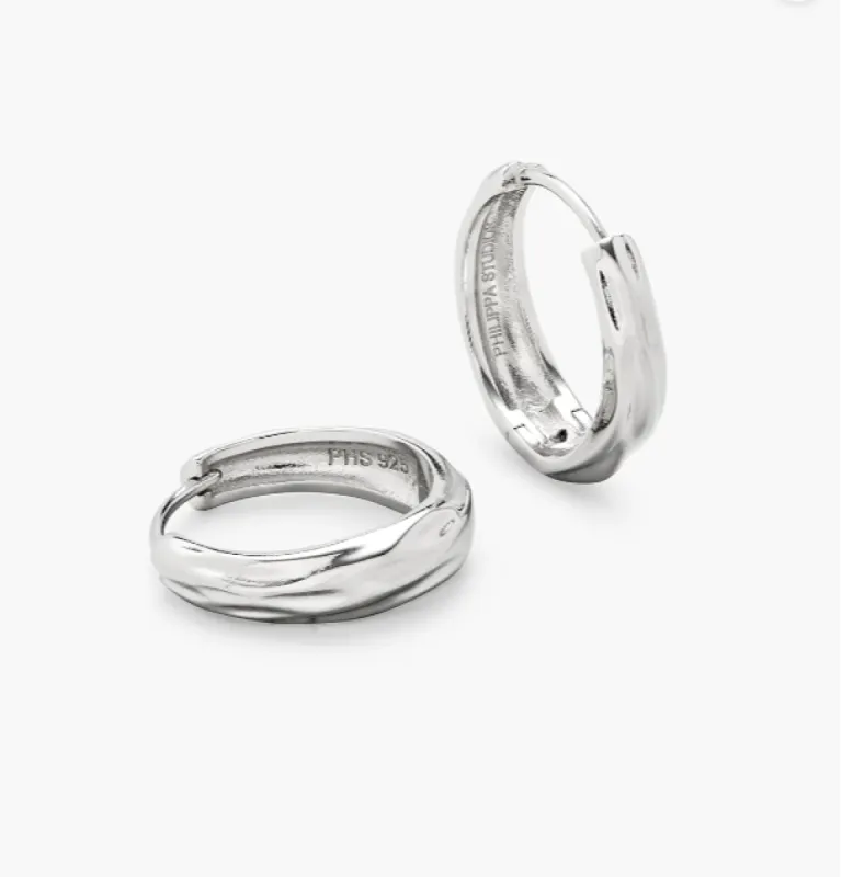 Philippa Studios - Dome Strucktured Hoops Large Sølv sold by Diamanthuset