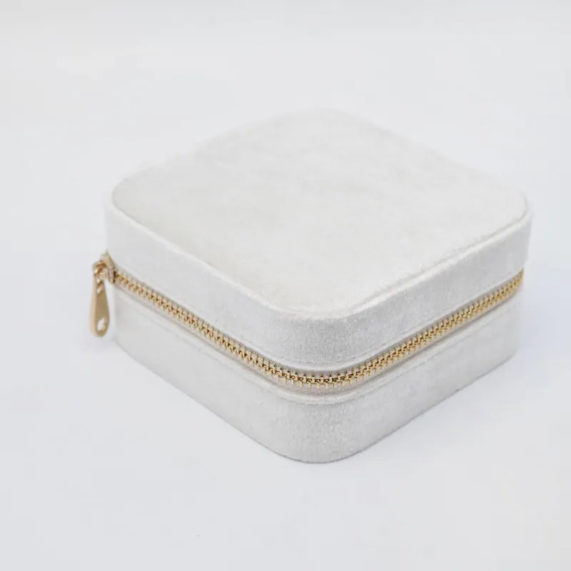 Smykkeskrin i Velur - Offwhite  (Stor) sold by Diamanthuset
