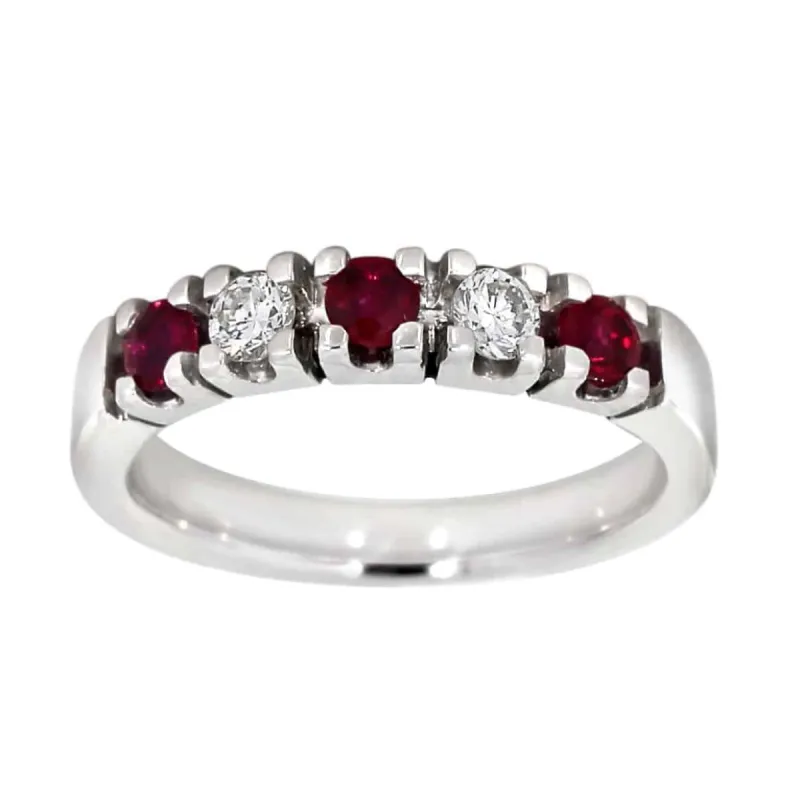 Diamantring 0.20ct TW/SI med rubin i hvitt gull sold by Diamanthuset