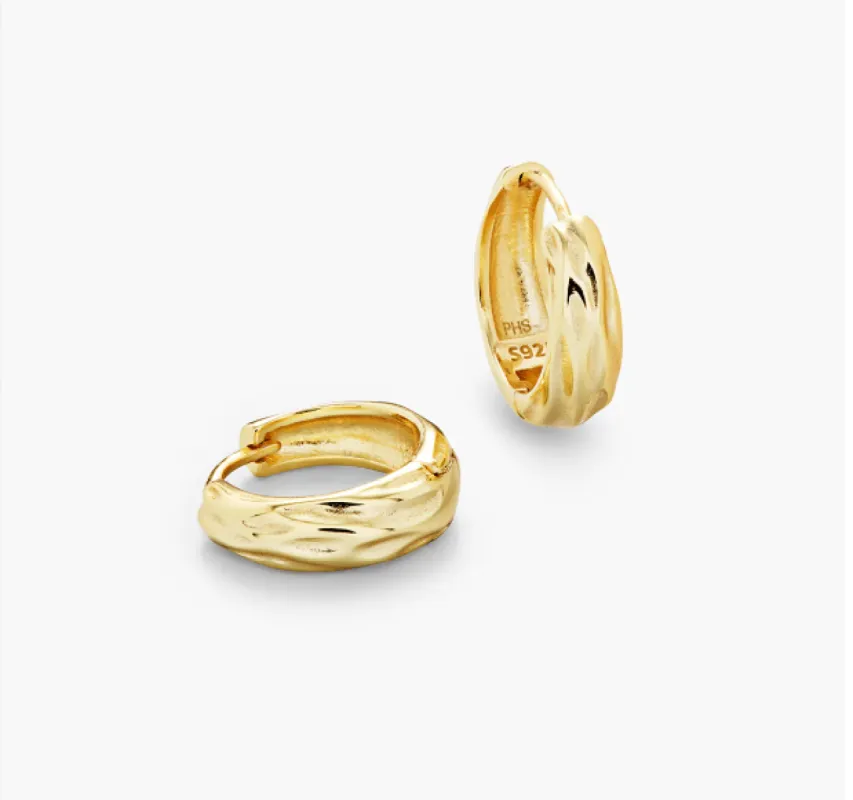 Philippa Studios - Dome Strucktured Hoops Medium Gull sold by Diamanthuset