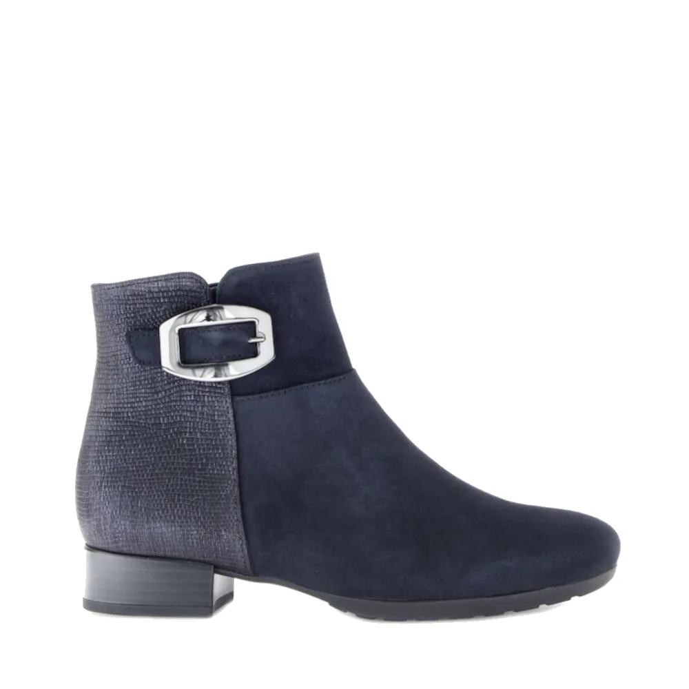 Gabor enkellaarsjes 52.714.46 H Blauw sold by Donelli