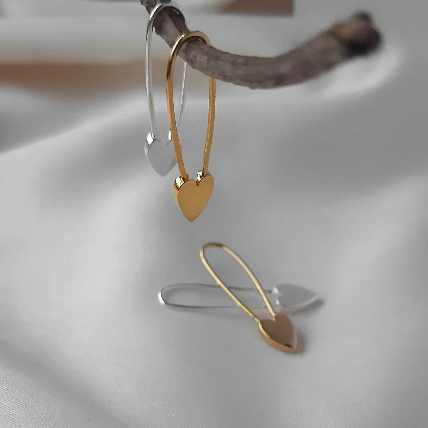 Sikkerhedsnål ørering med hjertelås - #Fullhearted - 18 karat guldbelagt Sterling sølv sold by Dropps by Szhirley product image thumbnail 3