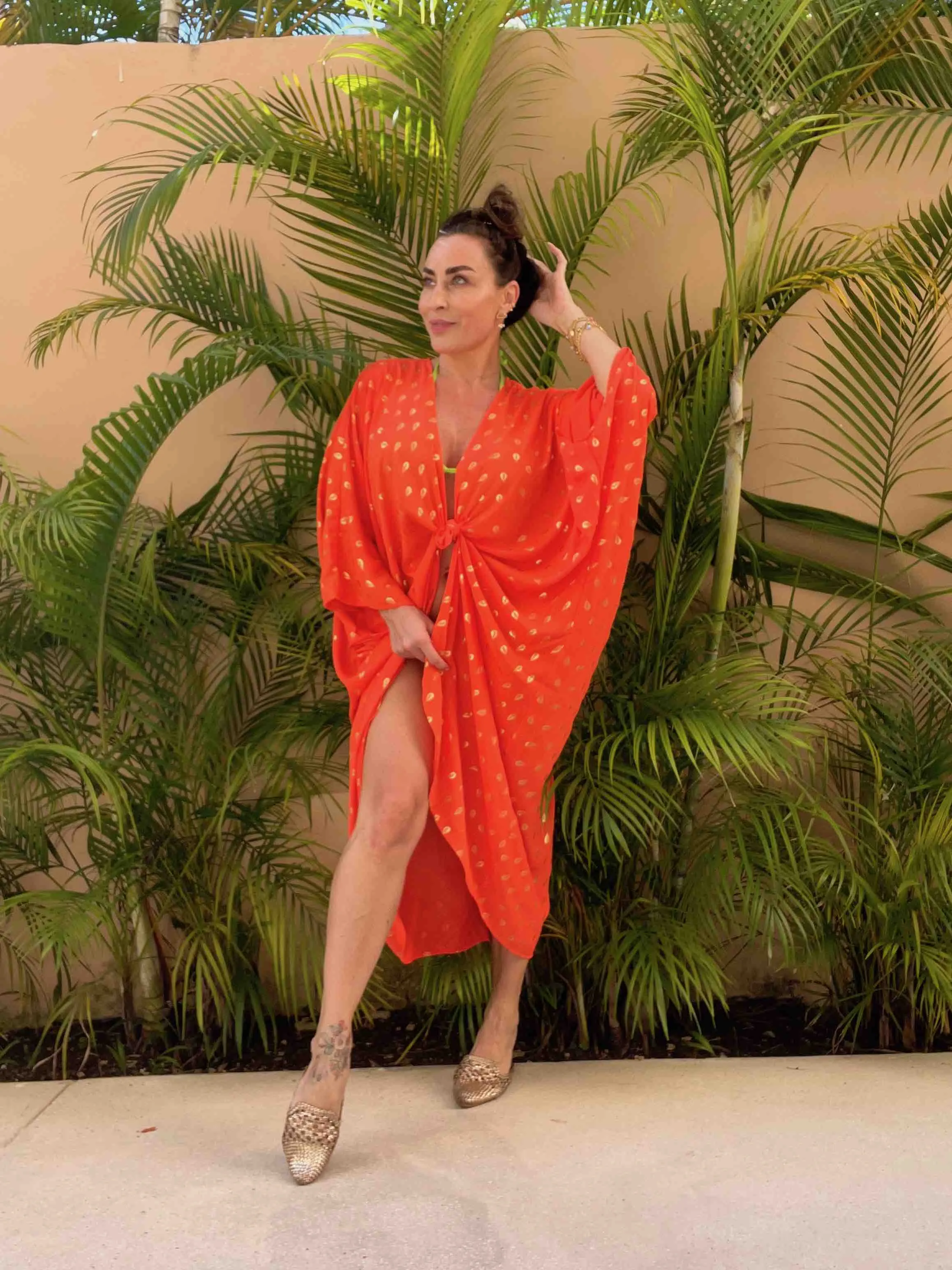 Kimono i blodappelsin farve #Breeze med fjerprint i guld - OneSize sold by Dropps by Szhirley product image thumbnail 4