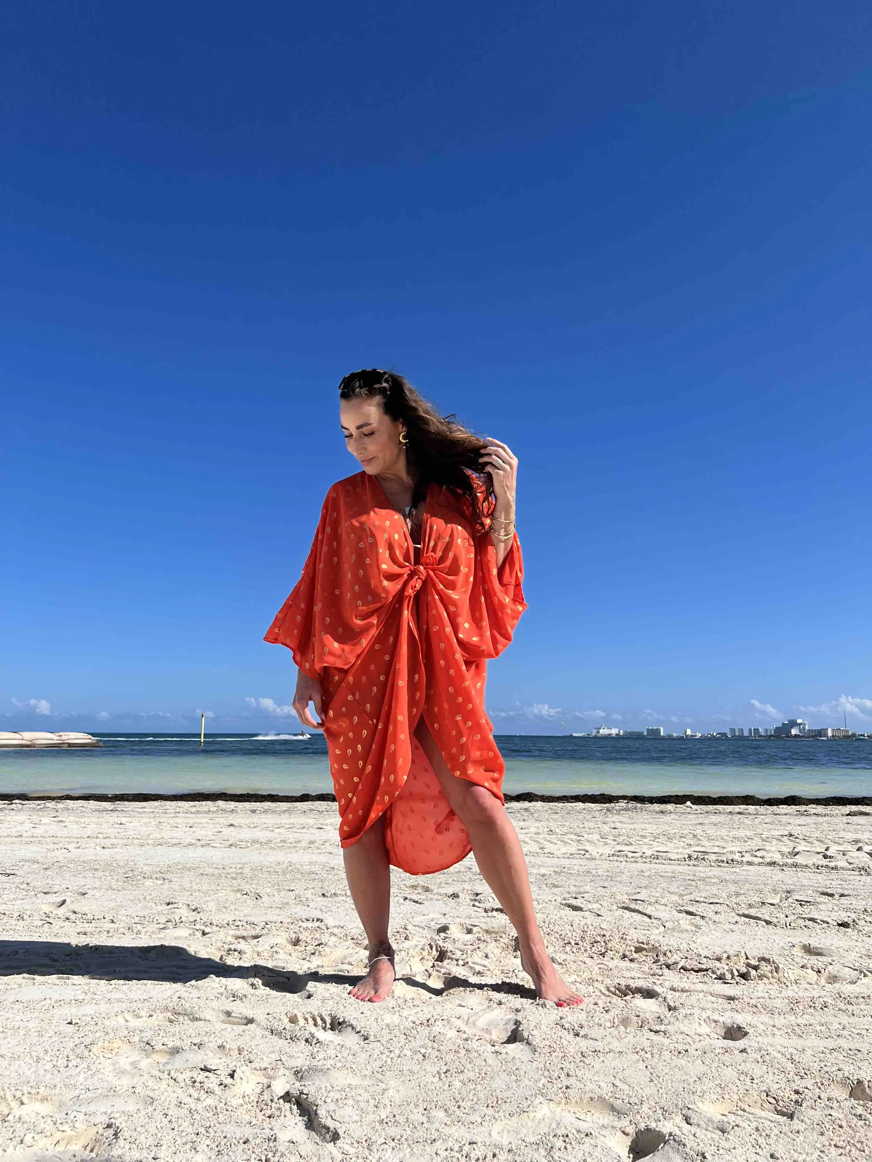 Kimono i blodappelsin farve #Breeze med fjerprint i guld - OneSize sold by Dropps by Szhirley product image thumbnail 2