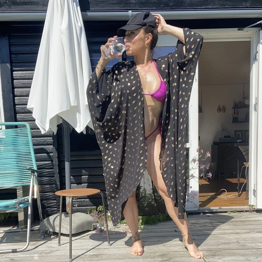 Sort Kimono #Breeze med fjerprint i guld - One Size sold by Dropps by Szhirley product image thumbnail 5