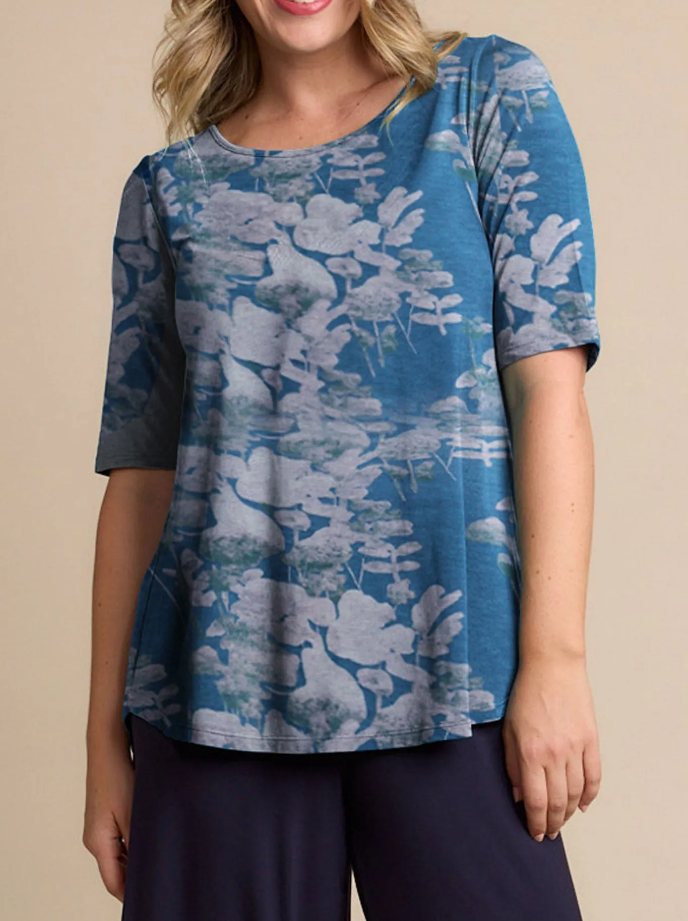 TANI PRINT ELBOW SWING TEE sold by ENNI