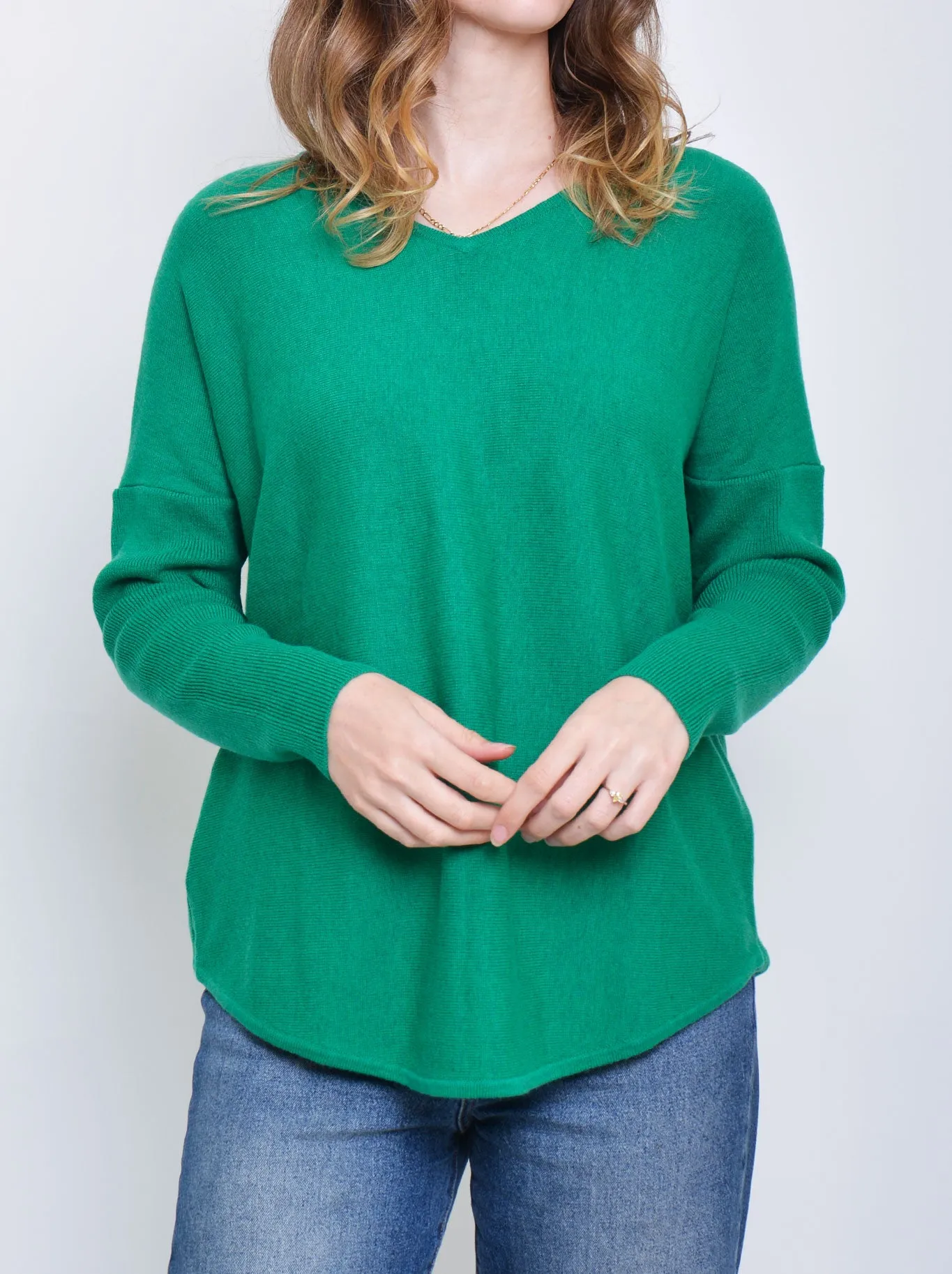 JAMES MELBOURNE VEE NECK CURVED HEM sold by ENNI