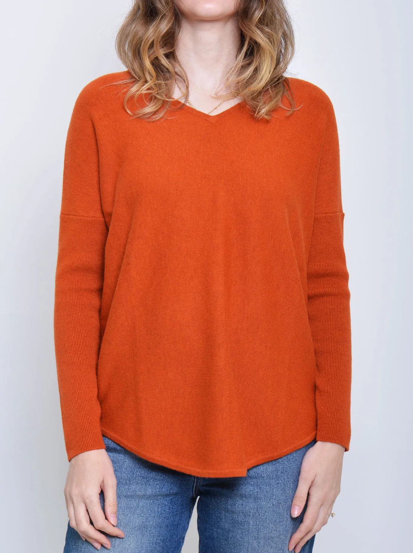 JAMES MELBOURNE VEE NECK CURVED HEM sold by ENNI product image thumbnail 3