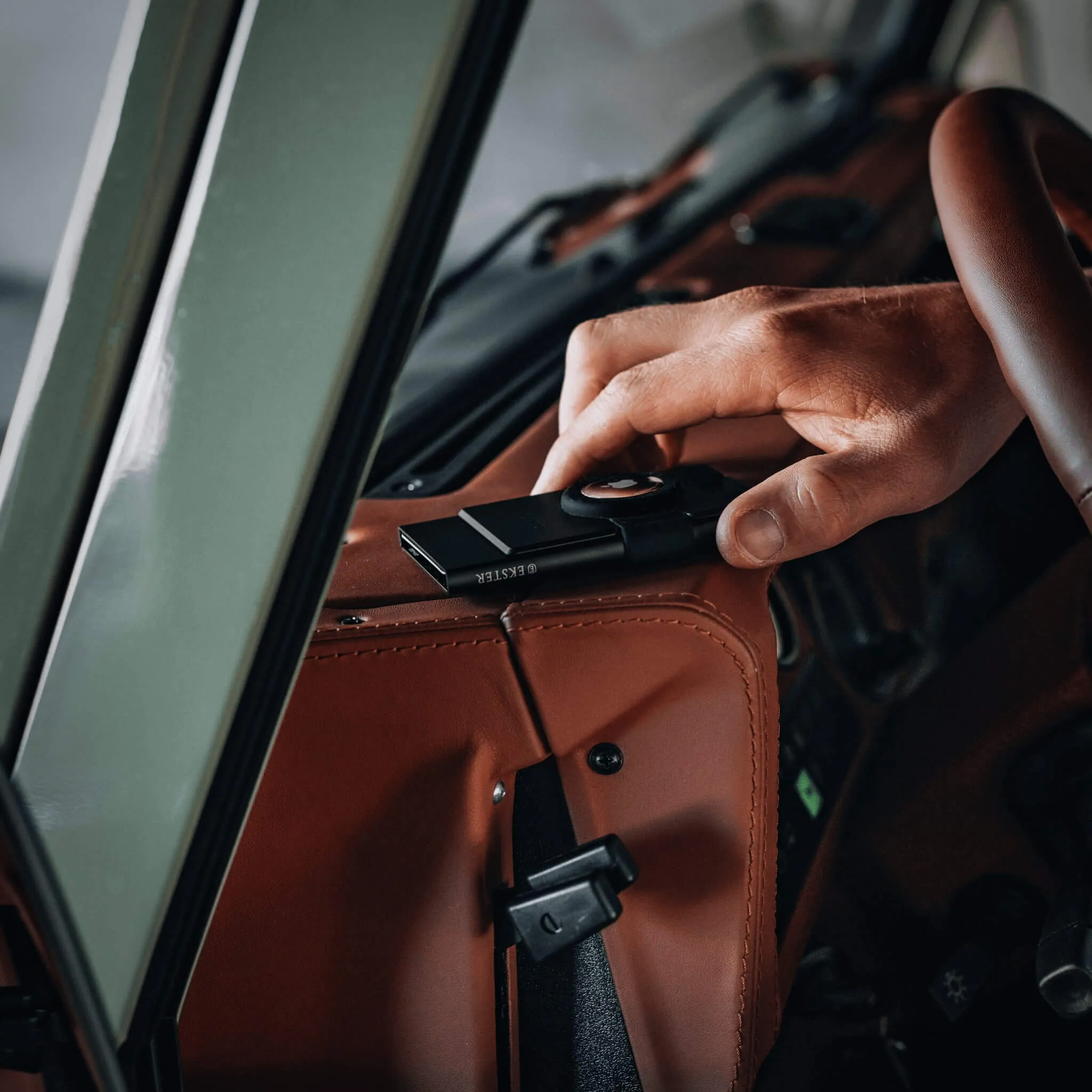 Cardholder for AirTag sold by Ekster product image thumbnail 4