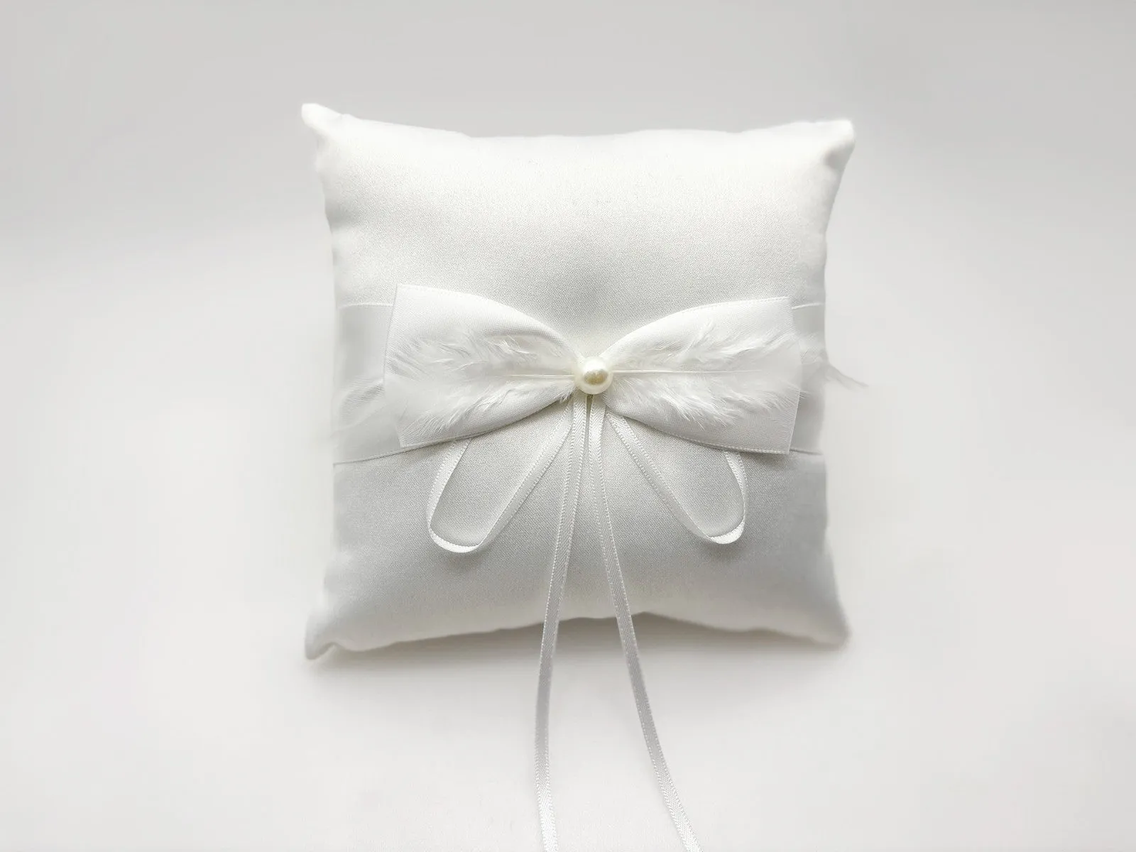 Engelsrufer Ringkissen Love Stories Cremeweiß Satinband Schleife 15x15 cm sold by Engelsrufer