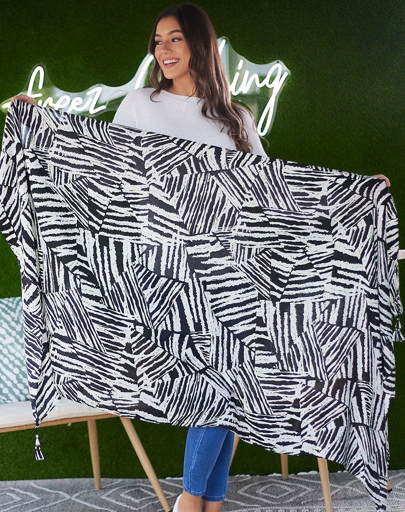 Black and White Geo Scarf sold by Freez product image thumbnail 2