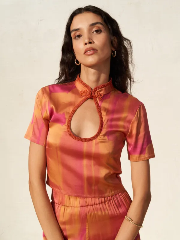 GONDOLIA - Top cropped à décolleté goutte d'eau en satin de viscose imprimé Tie & Dye Fuchsia sold by Fete Imperiale