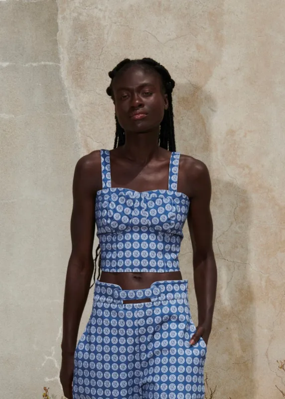 ORSU - Crop top décolleté cœur bretelles larges toile de coton bleu imprimé blason blanc sold by Fete Imperiale