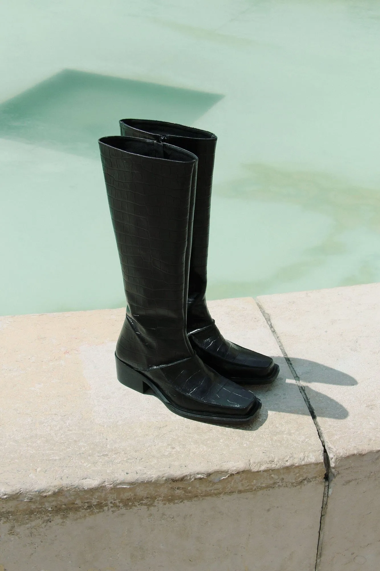 ISERAN - Bottes hautes talon et bout carré en cuir effet croco Noir sold by Fete Imperiale