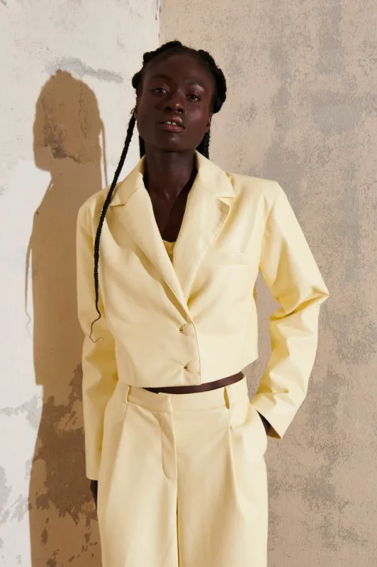 DEA - Veste blazer cropped en cuir recyclé jaune sold by Fete Imperiale